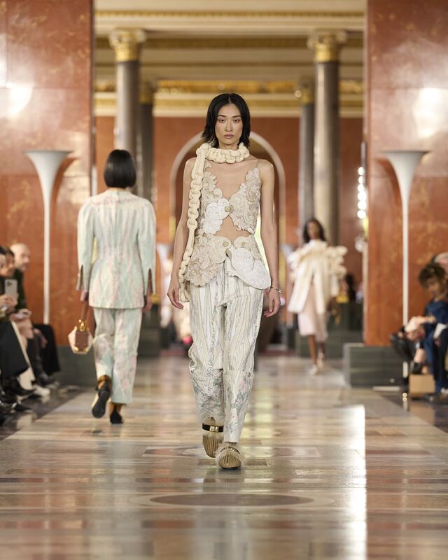 WOMEN_SS26_SHOW_RUNWAY_LOOKS_23_FIO00632_LV-COM_DII_1600x2000