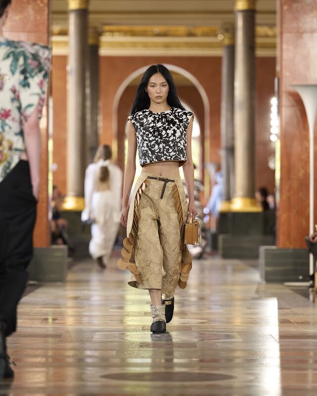 WOMEN_SS26_SHOW_RUNWAY_LOOKS_37_FIO00988_LV-COM_DII_1600x2000