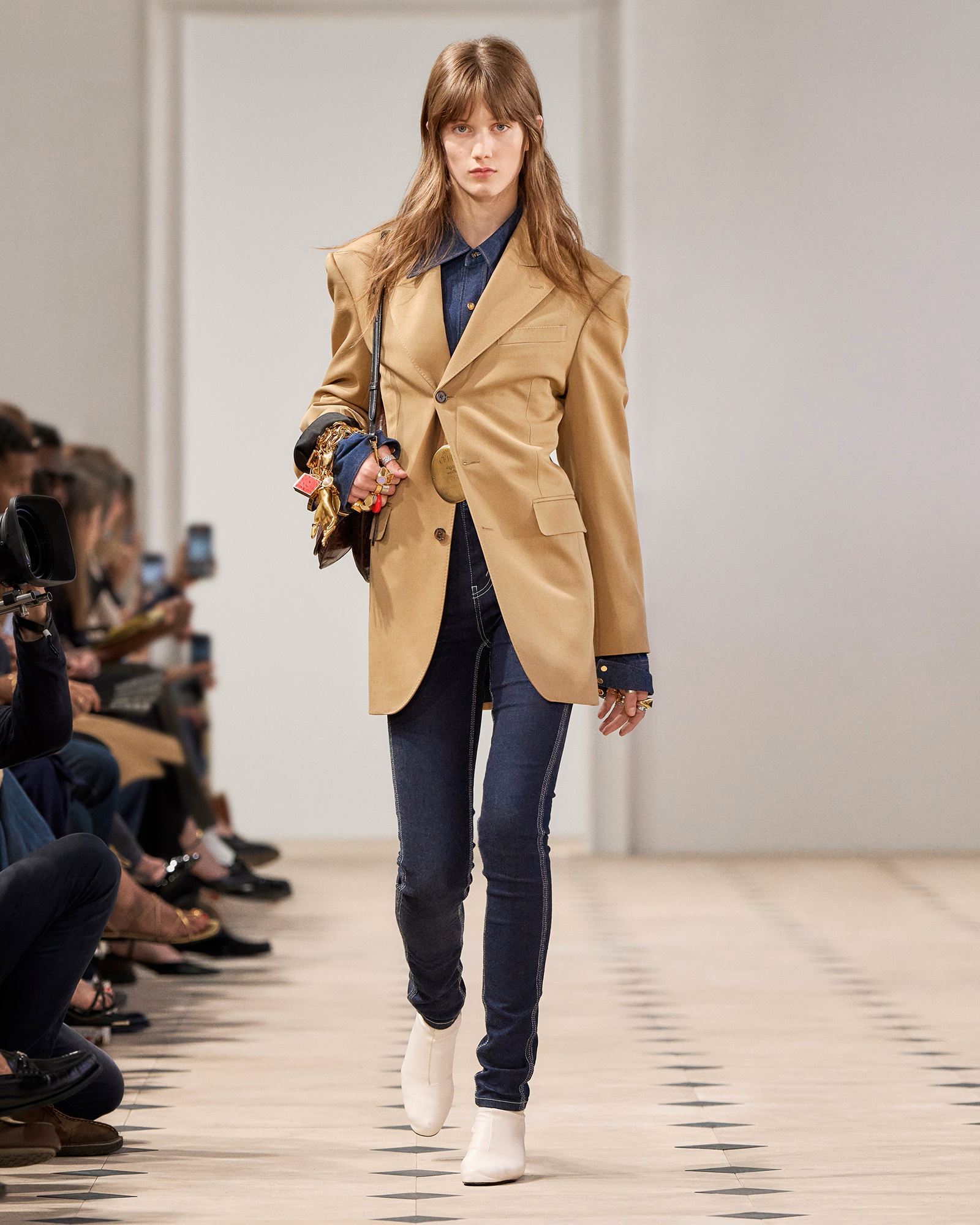 LOOK 01